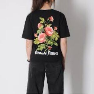Divided - Grande Amore Pullover Short Sleeves - Roses back panel Size Medium